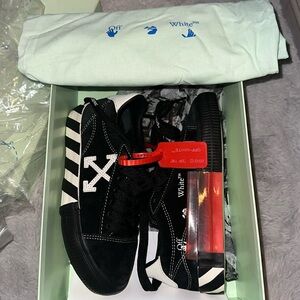 OFF-WHITE BRAND SNEAKERS WOMENS SIZE 35. BRAND NEW. NEVER WORN.